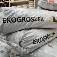 Worki z ekogroszkiem, popularnym paliwem. Zastanawiasz się, ile kosztuje tona węgla? Tu znajdziesz odpowiedź.