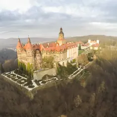 Zamek Książ, jeden z wielu, które mógł wybudować Kazimierz Wielki, wznosi się na skale otoczony lasem.