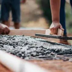 Ile waży metr betonu? Poznaj różnice w wadze rodzajów betonu