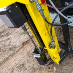 Żółta maszyna do badania geotechnicznego gruntu. Sprawdź, jaka jest badanie geotechniczne gruntu cena, zanim zaczniesz budowę.