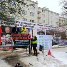 Protestujący domagają się pieniędzy za wykonane prace, walcząc o czyste powietrze.