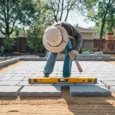 Na czym układać kostkę brukową? Sprawdź najlepsze materiały i metody