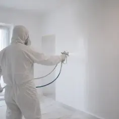 Malowanie pokoju natryskowo. Dowiedz się, ile kosztuje malowanie pokoju i jak uzyskać idealnie gładkie ściany.