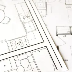 Plany architektoniczne pokazują kuchnię, łazienkę i pokoje. Zastanawiasz się, ile kosztuje adaptacja projektu?
