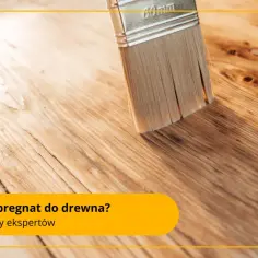 Pędzel nakłada impregnat na drewno, pokazując, czym zabezpieczyć drewno. Porady ekspertów.