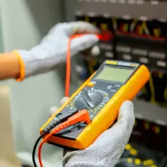 Elektryk wykonuje pomiary elektryczne. Sprawdź nasz pomiary elektryczne cennik usług.