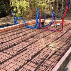 Przygotowana płyta fundamentowa z zbrojeniem i instalacją hydrauliczną, gotowa do zalania betonem.