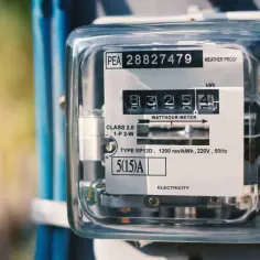 Licznik energii elektrycznej, pokazujący zużycie prądu. Cyfry na liczniku to 83254 kWh.