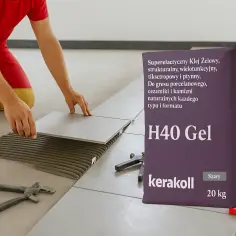 Układanie płytek z użyciem kleju H40 Gel. Jaki klej do płytek wybrać? Ten żelowy klej Kerakoll sprawdzi się idealnie.