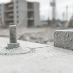 Minimalna odległość kotwy od krawędzi betonu – uniknij poważnych błędów