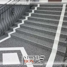 Nowoczesne schody z kamiennym dywanem. Elegancki kamienny dywan koszt 1m2 to inwestycja w trwałość i styl.