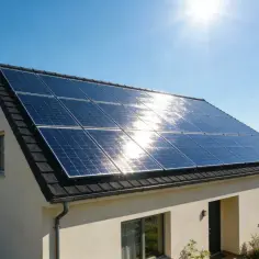 Nowoczesna instalacja PV na dachu domu, lśniąca w słońcu. Ekologiczne rozwiązanie dla domu.