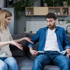 Zaskoczeni brakiem pieniędzy w pustych kieszeniach, zastanawiają się, co to jest podatek katastralny i jak wpłynie na ich budżet.