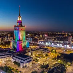 Kto wybudował Pałac Kultury w Warszawie? Fascynujące fakty i historia