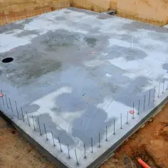 Gotowy do dalszych prac betonowych. Płyta fundamentowa koszt budowy zależy od wielu czynników.