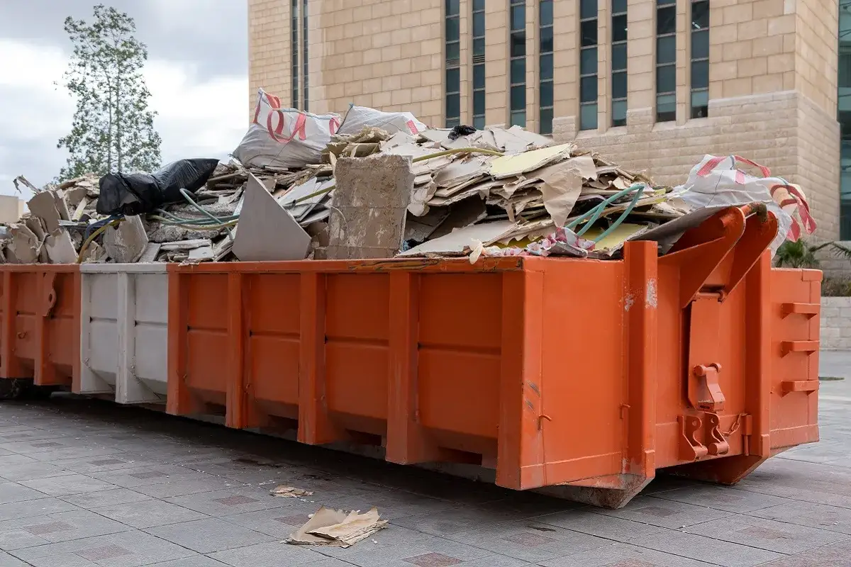 Kontener z gruzem budowlanym. Sprawdź wywóz gruzu cennik i pozbądź się odpadów.