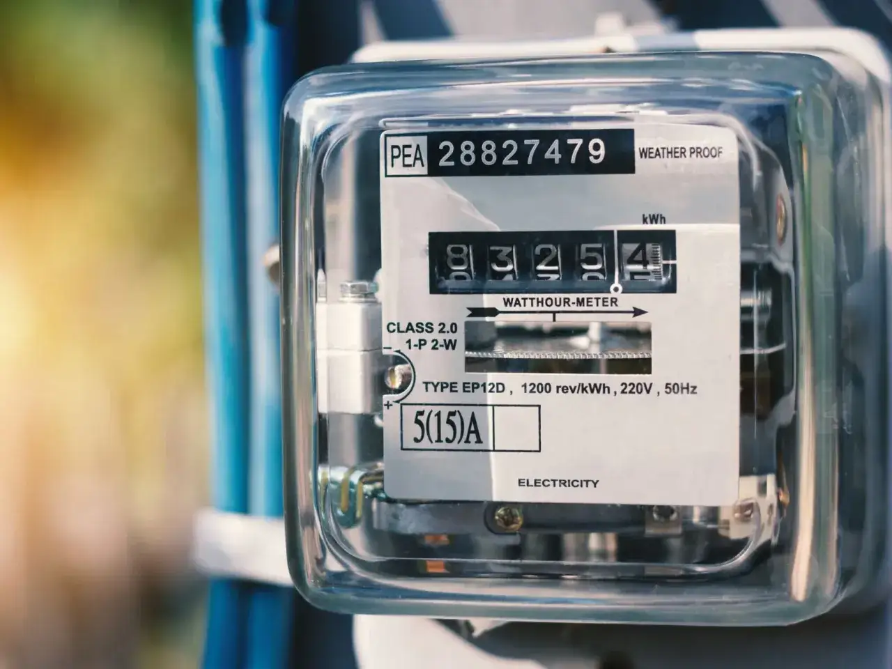Licznik energii elektrycznej, wskazujący aktualne zużycie prądu. Widoczne cyfry 83254 kWh.