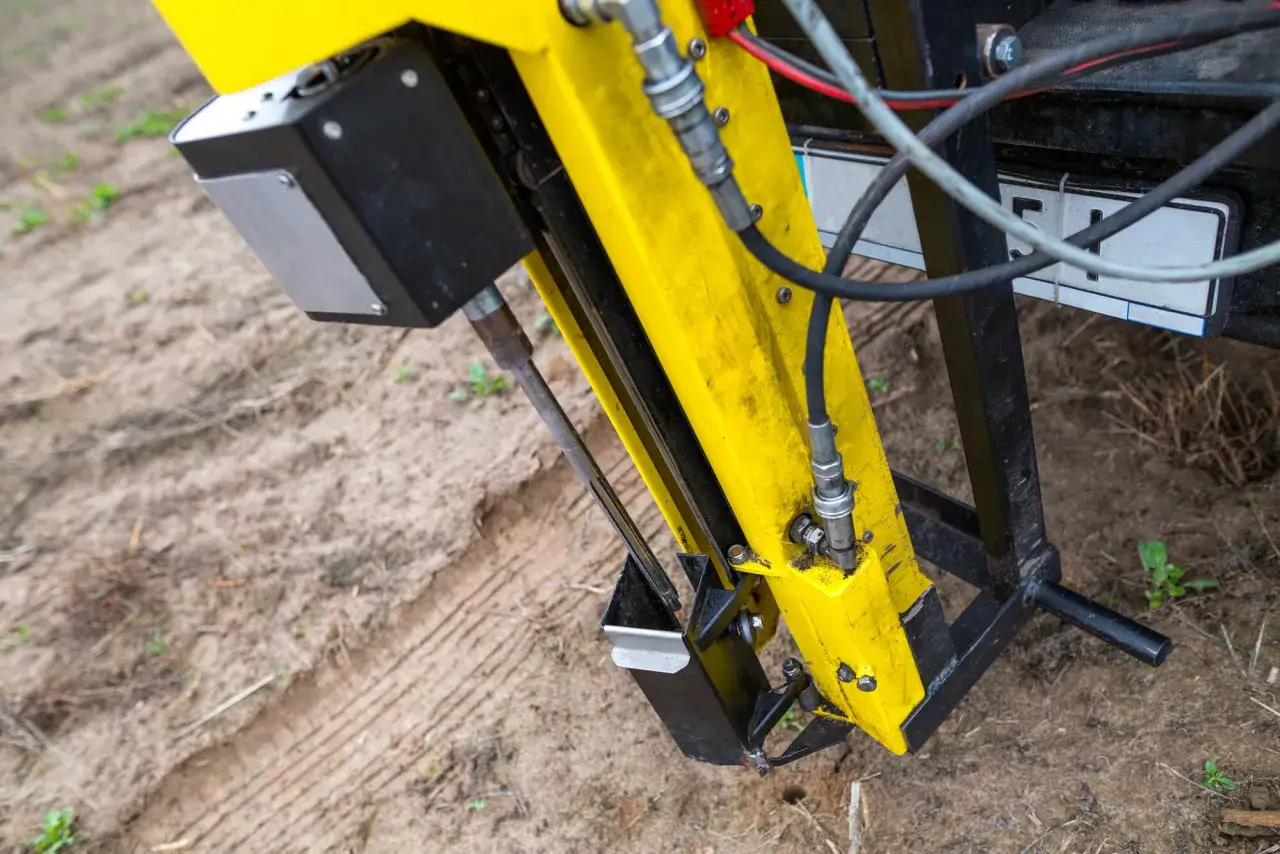 Żółta maszyna do badania geotechnicznego gruntu. Sprawdź, jaka jest badanie geotechniczne gruntu cena i jakość podłoża.