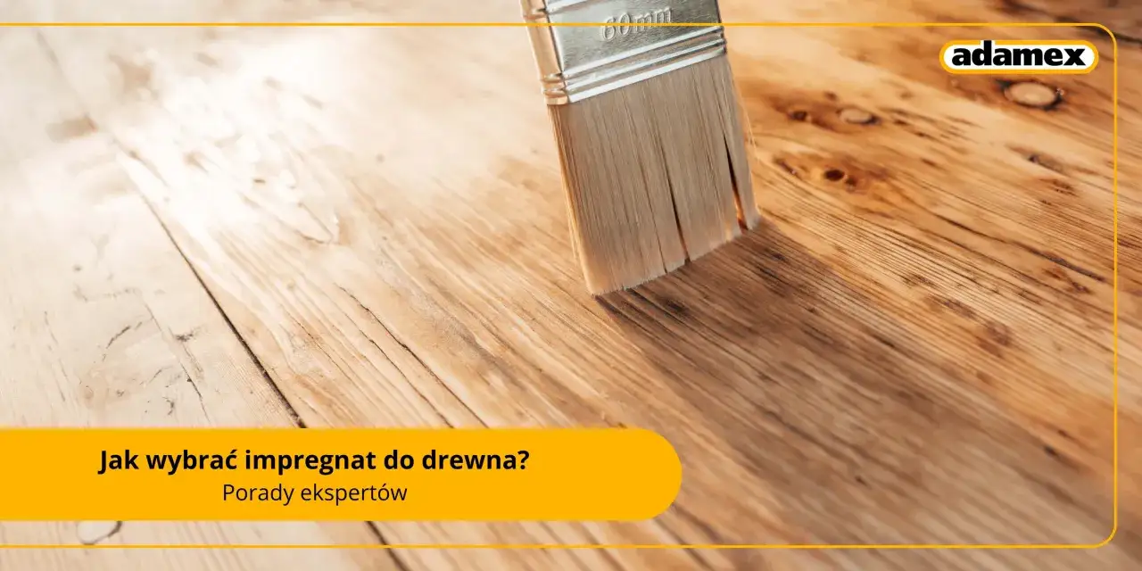 Pędzel nakłada impregnat na drewno, pokazując, czym zabezpieczyć drewno, by służyło latami. Porady ekspertów.