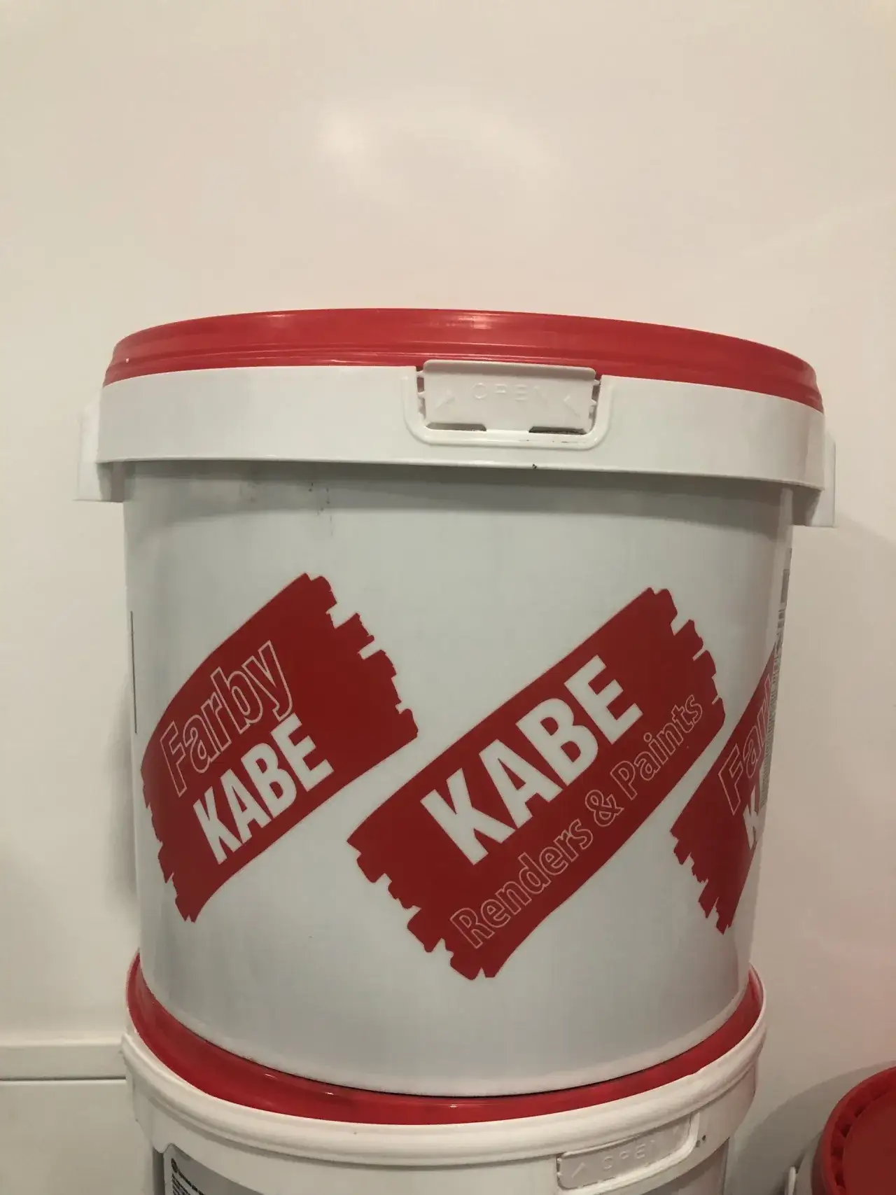 Zdjęcie Gdzie kupić tynki Kabe? Sprawdź najlepsze oferty i lokalizacje