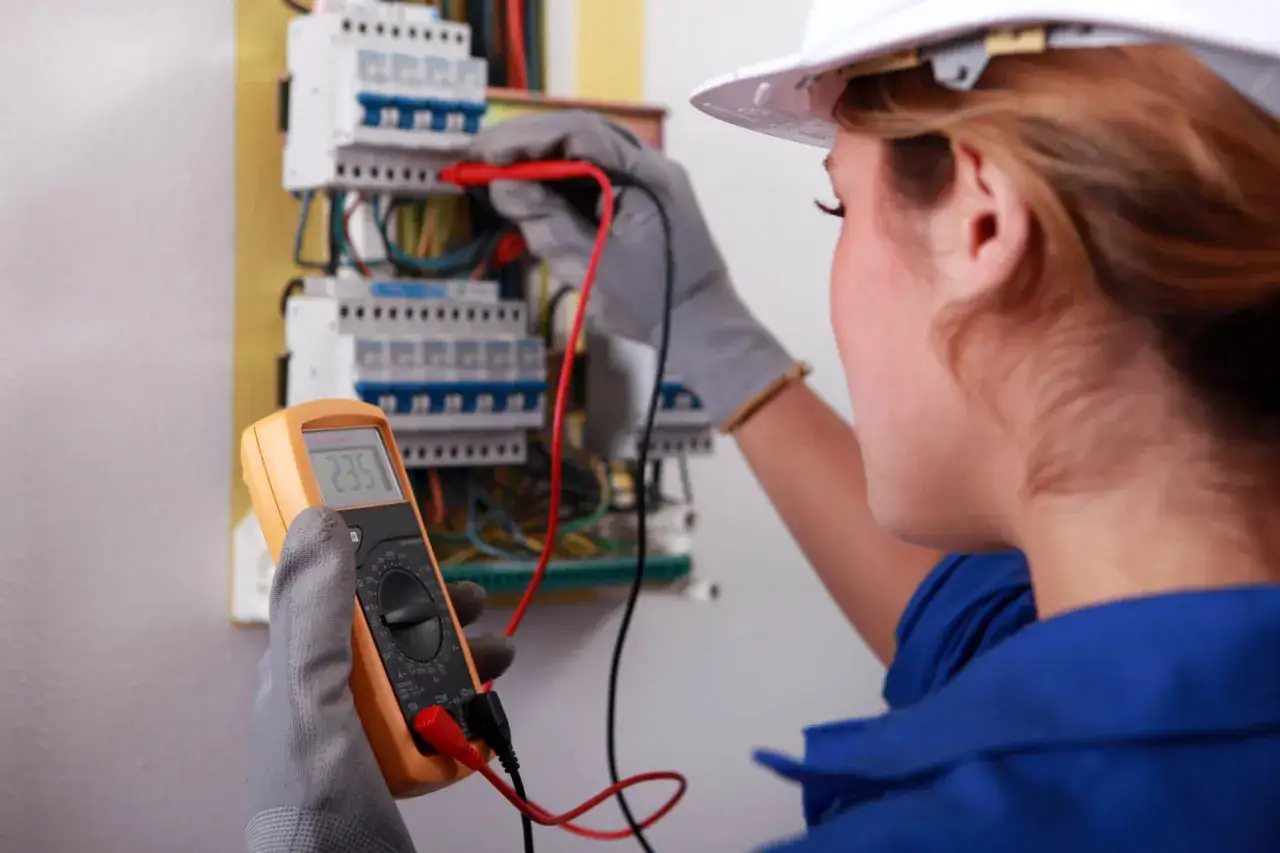 Elektryk wykonuje pomiary elektryczne. Sprawdź nasz cennik usług elektrycznych.