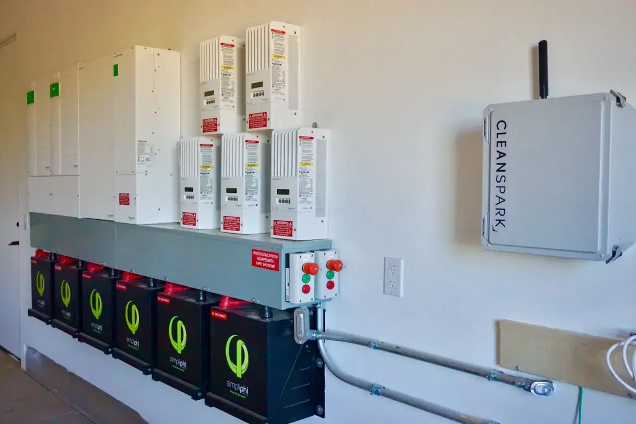 Magazyn energii 10kw na ile wystarczy? System z bateriami Simpliphi i falownikami Schneider.