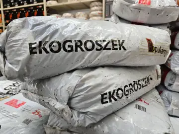 Worki z ekogroszkiem, popularnym paliwem. Zastanawiasz się, ile kosztuje tona węgla? Tu znajdziesz odpowiedź.