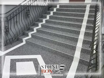 Nowoczesne schody z kamiennym dywanem. Elegancki kamienny dywan koszt 1m2 to inwestycja w trwałość i styl.