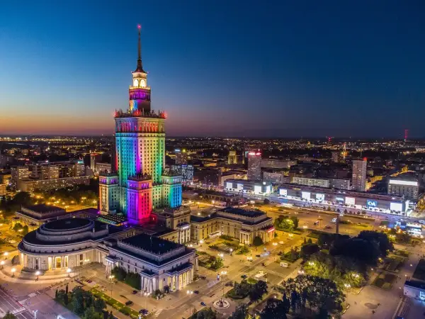 Kto wybudował Pałac Kultury w Warszawie? Fascynujące fakty i historia