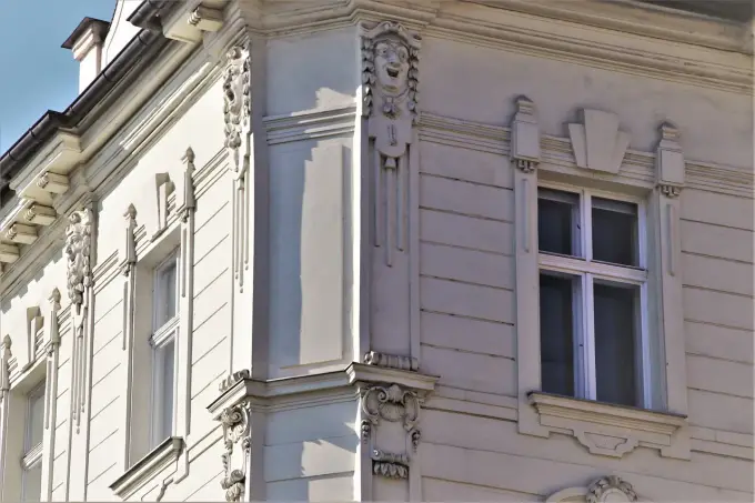Mycie elewacji - ile kosztuje i co najbardziej podnosi cenę?